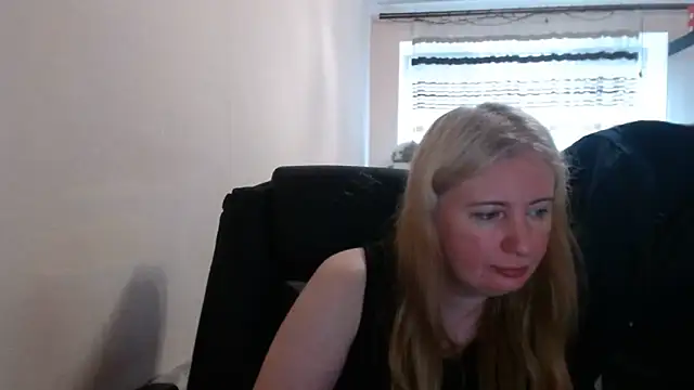 Snapshot of PeterAndJen chatting on June 13, 5:16 am PeterAndJen online show from June 13, 5:16 am