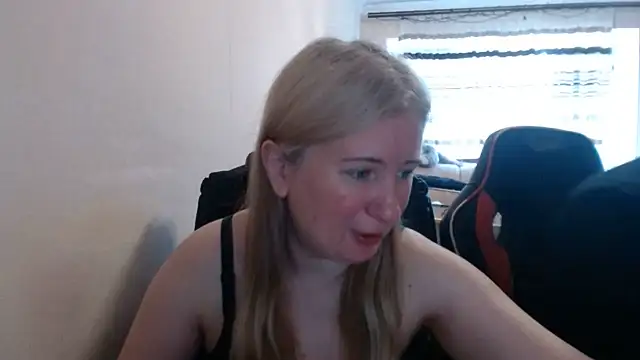 Snapshot of PeterAndJen chatting on June 16, 5:32 am PeterAndJen online show from June 16, 5:32 am