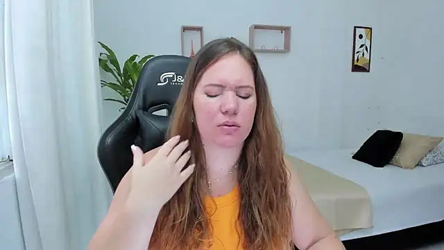 Snapshot of tamy_shine87 chatting on December 15, 6:04 pm tamy shine87 online show from December 15, 6:04 pm