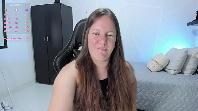 Snapshot of tamy_shine87 chatting on October 18, 10:54 pm tamy shine87 online show from October 18, 10:54 pm