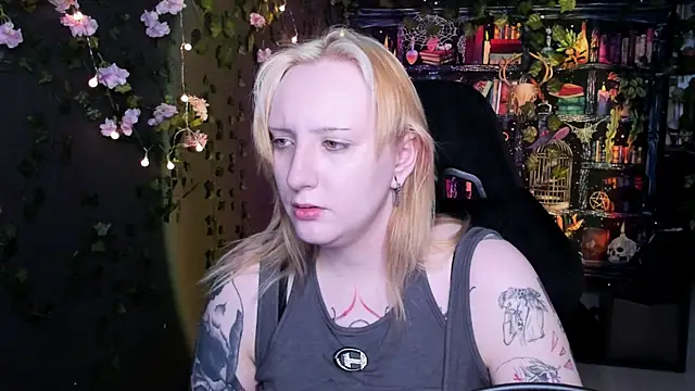 Snapshot of AsheLucker chatting on May 30, 3:25 am AsheLucker online show from May 30, 3:25 am
