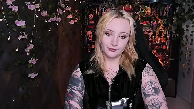 Snapshot of AsheLucker chatting on June 23, 6:33 am AsheLucker online show from June 23, 6:33 am