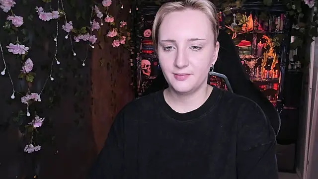 Snapshot of AsheLucker chatting on July 7, 6:47 am AsheLucker online show from July 7, 6:47 am