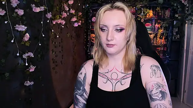 Snapshot of AsheLucker chatting on July 9, 6:06 am AsheLucker online show from July 9, 6:06 am