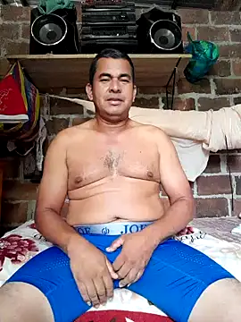 Snapshot of axomen chatting on December 15, 6:48 pm axomen online show from December 15, 6:48 pm