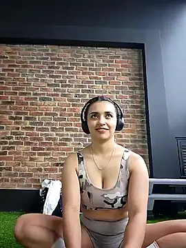 Snapshot of Lucy_Marin chatting on December 7, 7:21 pm Lucy Marin online show from December 7, 7:21 pm