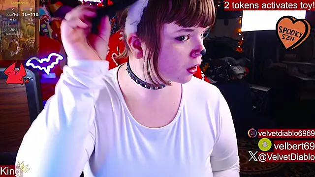 Snapshot of VelvetDiablo chatting on October 1, 11:33 pm VelvetDiablo online show from October 1, 11:33 pm