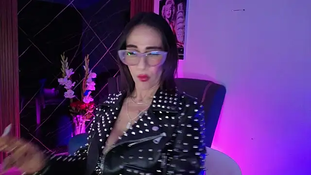 Snapshot of crisstal_miler chatting on June 3, 9:09 pm crisstal miler online show from June 3, 9:09 pm