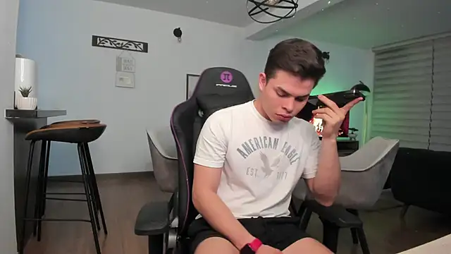 Snapshot of alejooo_twink chatting on March 2, 5:12 am alejooo twink online show from March 2, 5:12 am