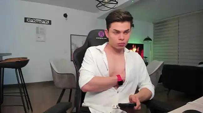 Snapshot of alejooo_twink chatting on March 5, 9:04 pm alejooo twink online show from March 5, 9:04 pm