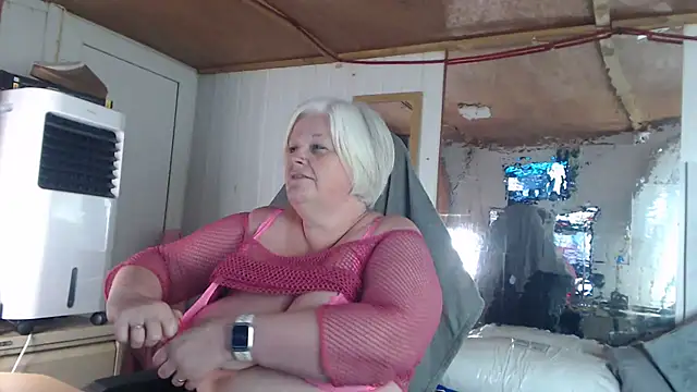 Snapshot of sexychazza16 chatting on October 8, 6:38 pm sexychazza16 online show from October 8, 6:38 pm