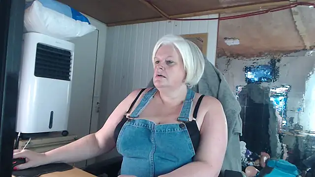 Snapshot of sexychazza16 chatting on October 23, 8:07 pm sexychazza16 online show from October 23, 8:07 pm