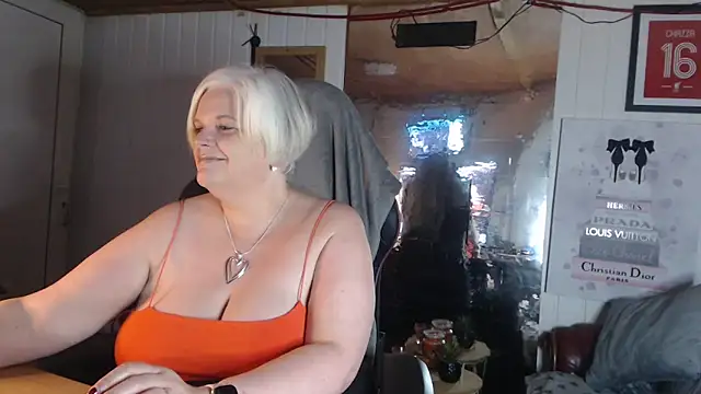 Snapshot of sexychazza16 chatting on November 27, 8:44 pm sexychazza16 online show from November 27, 8:44 pm