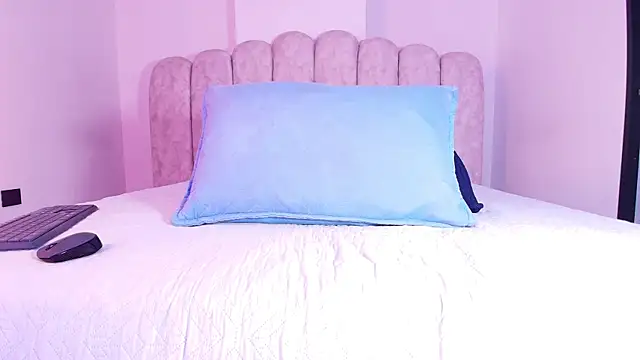 sofi decker online show from July 25, 3:15 am