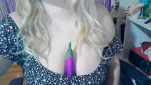 Snapshot of PinkPudding chatting on February 21, 7:21 pm PinkPudding online show from February 21, 7:21 pm