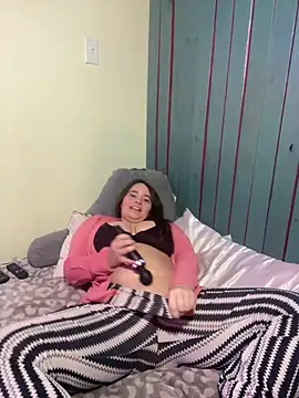 Snapshot of CamilaLovexoxo chatting on December 18, 12:10 am CamilaLovexoxo online show from December 18, 12:10 am