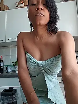 Therainqueen online show from July 6, 10:45 am