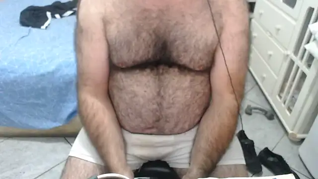 Snapshot of MysterBearMG chatting on June 11, 12:32 am MysterBearMG online show from June 11, 12:32 am