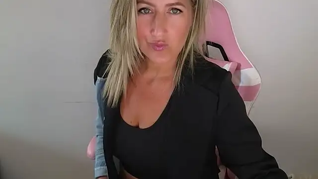 Snapshot of TessToy chatting on May 13, 7:39 am TessToy online show from May 13, 7:39 am