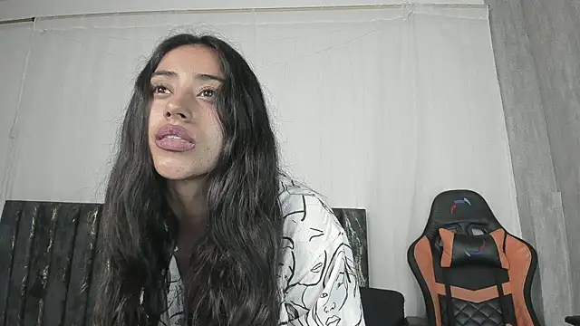 Snapshot of Valentinne_z chatting on January 3, 2:54 am Valentinne z online show from January 3, 2:54 am