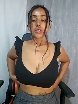 Snapshot of Valentinne_z chatting on January 15, 3:39 pm Valentinne z online show from January 15, 3:39 pm