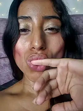 Snapshot of Valentinne_z chatting on January 18, 8:52 am Valentinne z online show from January 18, 8:52 am