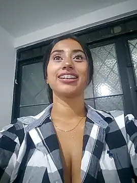 Snapshot of Valentinne_z chatting on January 31, 2:26 am Valentinne z online show from January 31, 2:26 am