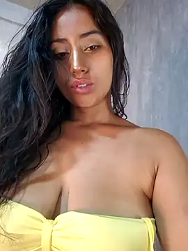 Snapshot of Valentinne_z chatting on February 5, 3:34 am Valentinne z online show from February 5, 3:34 am