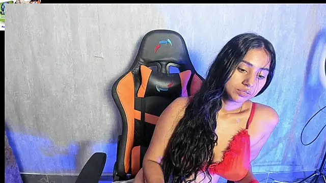 Snapshot of Valentinne_z chatting on February 9, 4:25 am Valentinne z online show from February 9, 4:25 am