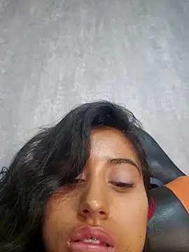 Snapshot of Valentinne_z chatting on February 22, 6:28 am Valentinne z online show from February 22, 6:28 am