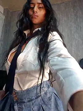 Snapshot of Valentinne_z chatting on February 22, 9:34 am Valentinne z online show from February 22, 9:34 am