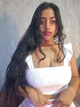 Snapshot of Valentinne_z chatting on March 1, 6:13 am Valentinne z online show from March 1, 6:13 am