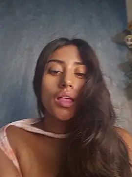 Snapshot of Valentinne_z chatting on November 18, 6:51 am Valentinne z online show from November 18, 6:51 am