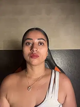Snapshot of Valentinne_z chatting on May 14, 9:49 am Valentinne z online show from May 14, 9:49 am