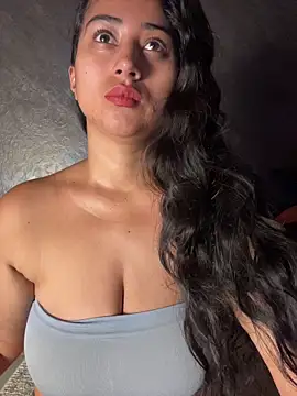 Snapshot of Valentinne_z chatting on May 15, 10:33 am Valentinne z online show from May 15, 10:33 am