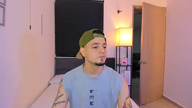 Snapshot of alejandro_calderon1 chatting on April 10, 4:28 am alejandro calderon1 online show from April 10, 4:28 am
