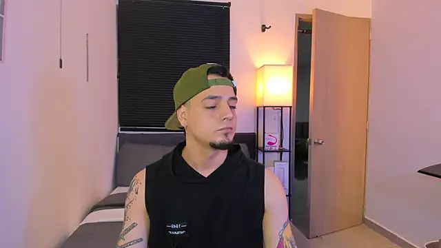 Snapshot of alejandro_calderon1 chatting on April 11, 5:23 am alejandro calderon1 online show from April 11, 5:23 am
