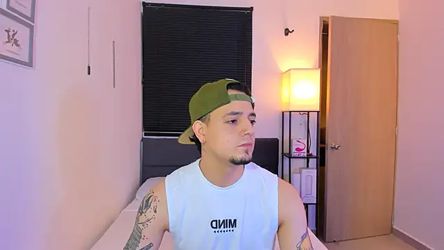 Snapshot of alejandro_calderon1 chatting on April 23, 6:58 am alejandro calderon1 online show from April 23, 6:58 am