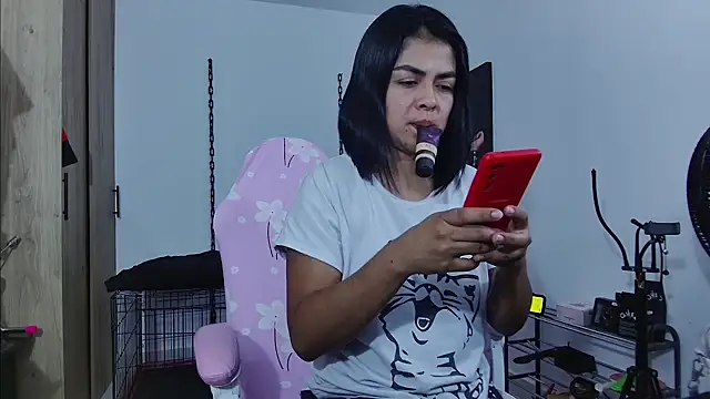 Snapshot of Hannah-grace chatting on May 29, 11:19 am Hannah-grace online show from May 29, 11:19 am