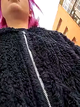 Snapshot of KarlaLuar_ chatting on December 18, 1:02 pm KarlaLuar online show from December 18, 1:02 pm