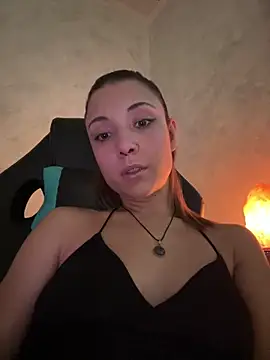 Snapshot of KarlaLuar_ chatting on October 20, 5:57 pm KarlaLuar online show from October 20, 5:57 pm