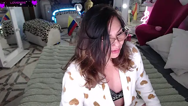 Snapshot of Myrnasexxx chatting on June 5, 10:43 am Myrnasexxx online show from June 5, 10:43 am