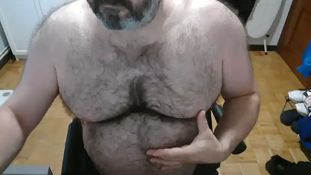 Snapshot of mikeyhotbear chatting on July 14, 5:12 am mikeyhotbear online show from July 14, 5:12 am