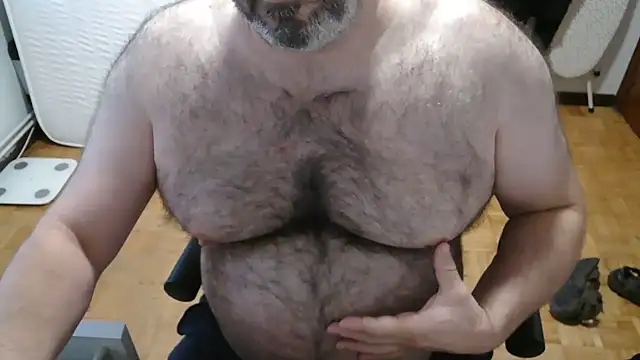 Snapshot of mikeyhotbear chatting on August 6, 5:31 am mikeyhotbear online show from August 6, 5:31 am