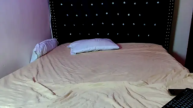 Toomuchbooty33 online show from September 30, 12:54 pm