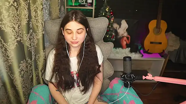 delicatedBailey online show from April 28, 4:50 am