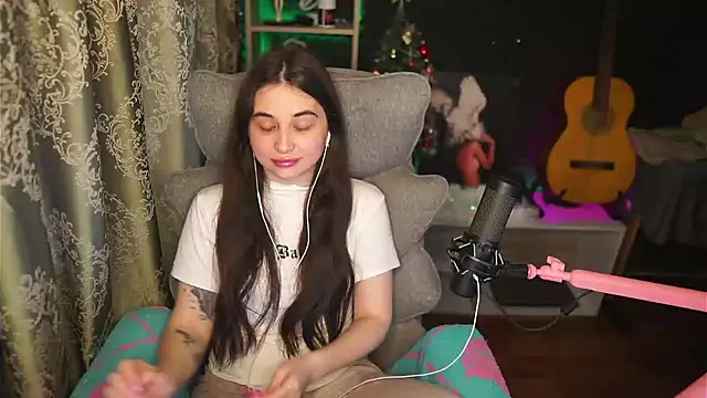 delicatedBailey online show from May 5, 1:08 pm
