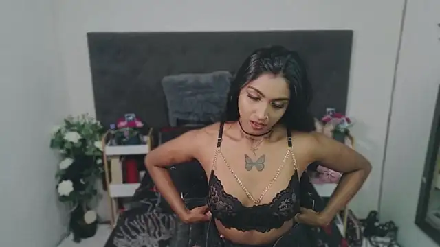 Delilah Blazee online show from June 18, 7:40 pm