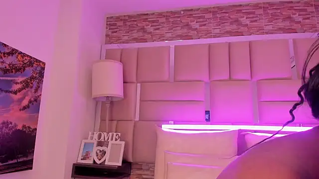 ShaniaBrownn online show from February 19, 7:43 pm