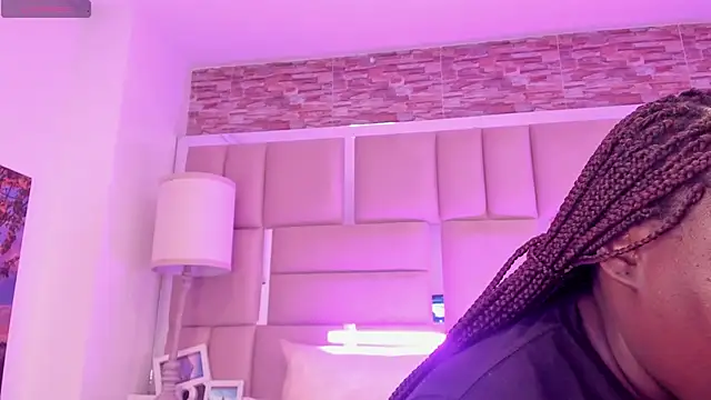 ShaniaBrownn online show from April 29, 7:53 pm